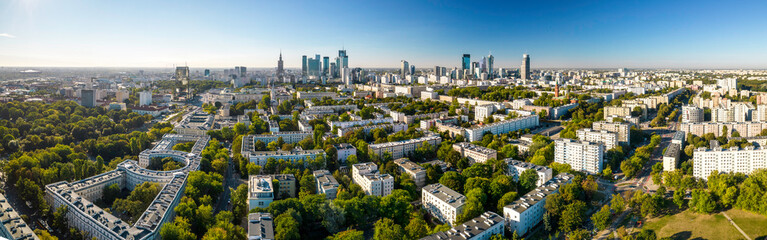 Piękny panoramiczny widok z drona na centrum nowoczesnej Warszawy z sylwetkami drapaczy chmur. Na...