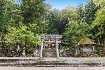 白川郷　白川八幡神社　鳥居　雨