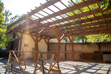 Carport ohne Dach mit Holzlatten vorbereitet