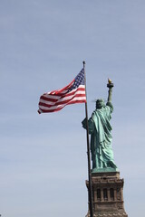 statue de la liberté et son drapeau new york