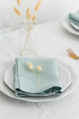Fototapeta na wymiar Table linens decoration with green linen napkins