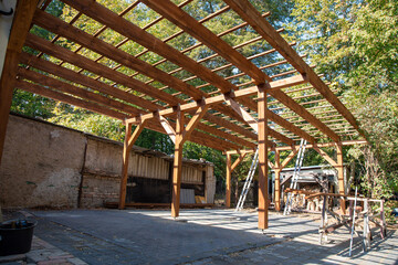 Fototapeta na wymiar Carport für ein Dach vorbereitet und mit richtigen Lattenabstand und Holzlatten eingedeckt