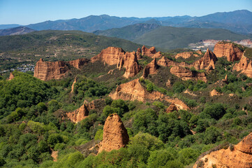 Fototapeta na wymiar Mountainous formations of Las Médulas, in El Bierzo