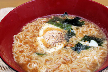 卵とワカメを入れたインスタントラーメン