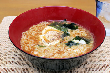 卵とワカメを入れたインスタントラーメン