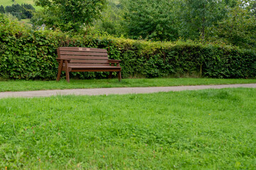 Obraz premium Park bench next to a footpath