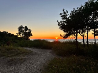 Fototapeta na wymiar sunset on the sea coast