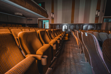 Sitze in einer Reihe eines leerstehenden Kino