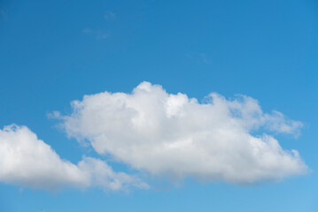 Białe jasne chmury na tle błękitu nieba