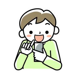 笑顔でスマホを操作する男の子の上半身