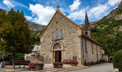 Fototapeta na wymiar église Saint-Pierre de Venosc en Oisans, church in a mountain village