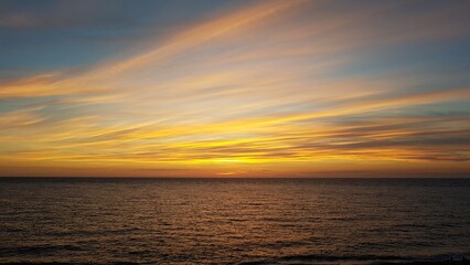 Naklejka na ściany i meble Fin de coucher de soleil à Etretat, mer et ciel nuancé de couleurs
