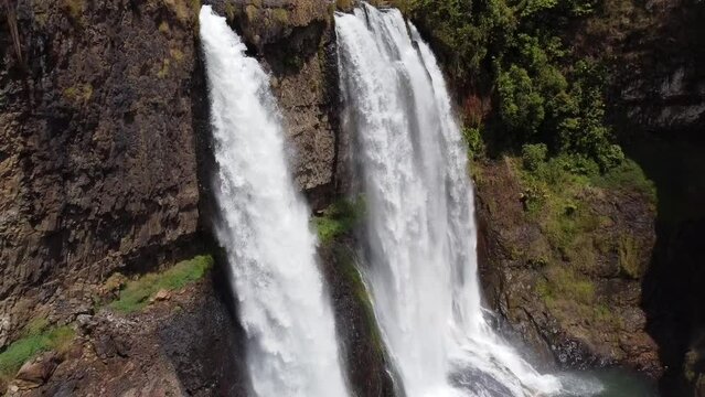 cachoeira da fuma&ccedil;a, em Uberlandia, Minas Gerais, no Brazil, aqui ela estava mais vazia proporcionando voos lindos de drone, mostrando a grandeza de sua queda de agua