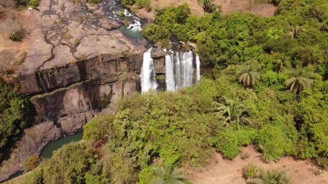 cachoeira da fuma&ccedil;a, em Uberlandia, Minas Gerais, no Brazil, aqui ela estava mais vazia proporcionando voos lindos de drone, a cachoeira ao longe, mostrando toda sua beleza e grandeza