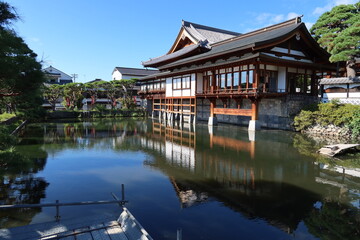 Japanese shrines and temples : a scene of the hall  for missionary work and education and its pond in the precincts of Zenko-ji Temple in Nagano City in Nagano Prefecture　日本の神社仏閣：長野県長野市の善光寺境内にある説法施設
