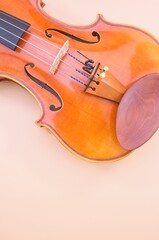 violino acustico su sfondo beige con spazio per testo