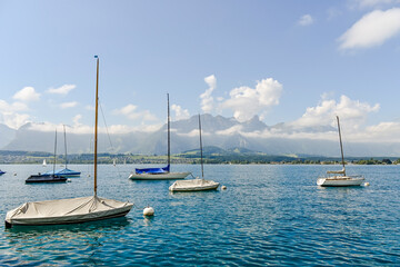 Thun, Thunersee, Stockhorn, Seeufer, Merligen, Alpen, Schweizer Berge, Wassersport, Schifffahrt, Segelschiffe, Seerundfahrt, Berner Oberland, Morgennebel, Sommer, Schweiz