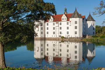 Obraz premium Water castle at Glücksburg, Germany, reflected in itsmoat 