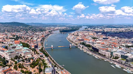 Photo sur Plexiglas Széchenyi lánchíd Budapest, Hungary aerial panoramic skyline view of Buda Castle Royal Palace with Szechenyi Chain Bridge, St.Stephen's Basilica, Hungarian Parliament and Matthias Church on a summer day with blue sky