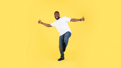 Fototapeta na wymiar African American Guy Gesturing Thumbs Up Over Yellow Background, Panorama
