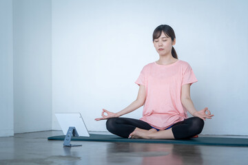 Fototapeta premium オンラインでヨガをする女性