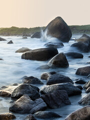 Wellen schlagen an die Felsen am Strand in Brusand Norwegen