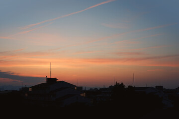 夕日の空　夕焼け　黄昏　西日　雲　空