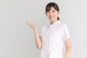 案内をするナース服の女性