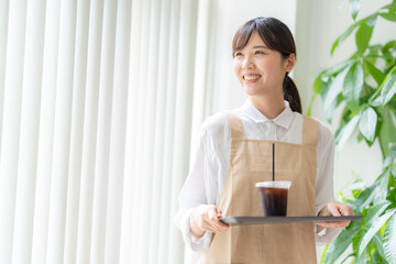 カフェ店員　女性 コーヒー