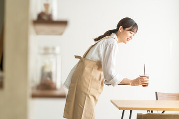 カフェ店員　女性 コーヒー