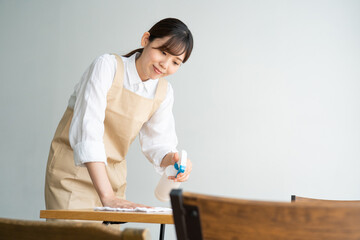 カフェで働く女性