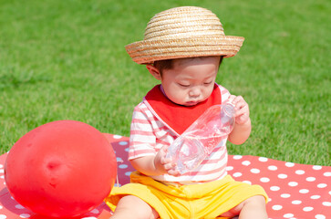 日光浴する子供