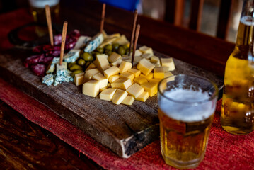 Picadas de jamon, queso, salamin para compartir con amigos en el mundial de futbol desde casa, afuera o adentro,  © Joan