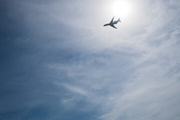 成田空港の青空に飛び立つ小型ジェット機