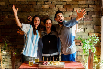 Familia en la previa antes del mundial de futbol, con picadas y cervezas,  con los colores celeste...