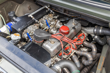 レトロカーのエンジンルーム　engine compartment of a old vehicle