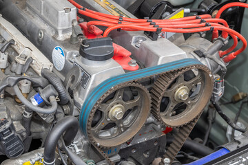 レトロカーのエンジンルーム　engine compartment of a old vehicle