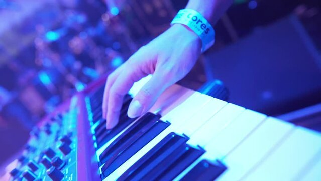 Homem tocando teclado em show