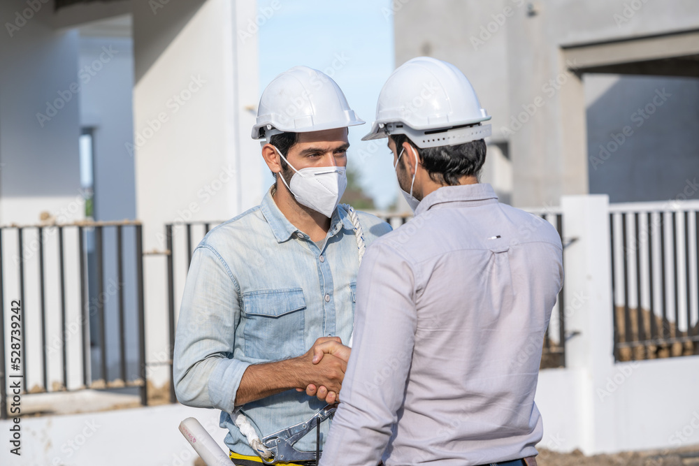 Leinwandbilder engineer discussing with architect about project in building construction site.