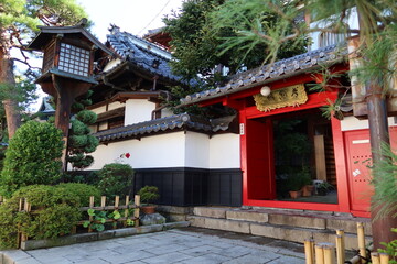 Japanese shrines and temples : a scene of the entrance to an inn for monks and visitors in the precincts of Zenko-ji Temple in Nagano City in Nagano Prefecture 日本の神社仏閣：長野県長野市の善光寺境内にある宿坊の入り口の風景