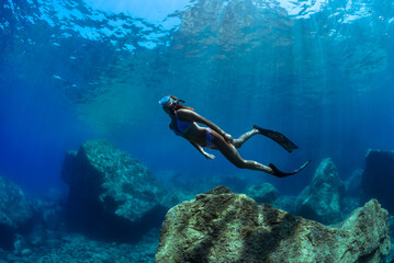 a girl dives in apnea