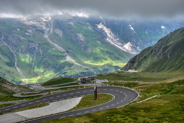 Fototapeta premium Großglockner, Hochalpenstraße, Glocknerstraße, Glocknergruppe, Nationalpark, Hohe Tauern, Alpenhauptkamm, Zentralalpen, Großglockner-Hochalpenstraße, Straße, Kurve, Kehre, Randstein, Mittelstreifen, R