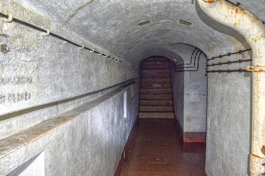 Bunker, NATO, Kalter Krieg, Schutz, Abwehr, Kommando, Kommandobunker, Strom, Stromleitung, Gang, Dunkel, Berg, Stollen, verlassen, aufgelassen, aufgegeben, Lost Place, Urban Exploring, Installation, S