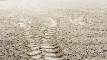 Naturalne tło pożniwnej tekstury gleby z śladem opony traktora. Lato, jesień. - obrazy, fototapety, plakaty