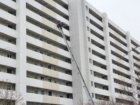 고층 아파트 고가사다리차 이사 풍경
