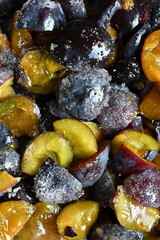 Entsteinte, geviertelte und gezuckerte Pflaumen