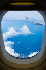 Fototapeta premium Airplane Window View Blue Sky