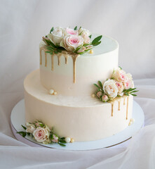 wedding cake with roses