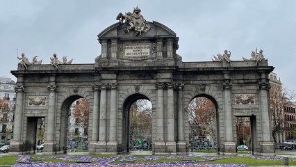 La Puerta de Alcalá en un día lluvioso