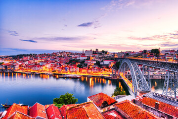 Obraz premium Porto Aerial Cityscape with Illuminated Luis I Bridge and Douro River at Dusk